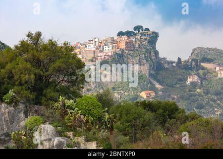 Bergdorf Castelmola in der italienischen Region Sizilien bei schönem Tag, wie von Taormina, Italien Stockfoto