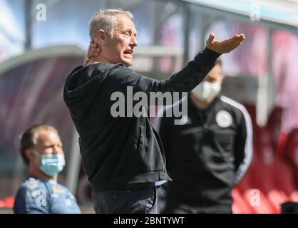 16. Mai 2020, Sachsen, Leipzig: Fußball: Bundesliga, 26. Spieltag, RB Leipzig - SC Freiburg in der Red Bull Arena Leipzig. Freiburgs Trainer Christian Streich gestikuliert im Duell am Rande des Feldes. Foto: Jan Woitas/dpa-Zentralbild/dpa - WICHTIGER HINWEIS: Gemäß den Bestimmungen der DFL Deutsche Fußball Liga und des DFB Deutscher Fußball-Bund ist es verboten, im Stadion und/oder aus dem Spiel fotografierte Bilder in Form von Sequenzbildern und/oder videoähnlichen Fotoserien zu nutzen oder ausgenutzt zu haben. Stockfoto