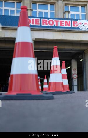 16. Mai 2020, Sachsen, Leipzig: Der Eingang zur Red Bull Arena. Das Spiel RB Leipzig - SC Freiburg findet, wie alle Spiele der Fußball-Bundesliga, wegen der Corona-Pandemie ohne Zuschauer statt. Foto: Sebastian Willnow/dpa-Zentralbild/dpa Stockfoto