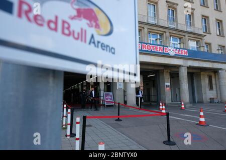 16. Mai 2020, Sachsen, Leipzig: Der Eingang zur Red Bull Arena. Das Spiel RB Leipzig - SC Freiburg findet, wie alle Spiele der Fußball-Bundesliga, wegen der Corona-Pandemie ohne Zuschauer statt. Foto: Sebastian Willnow/dpa-Zentralbild/dpa Stockfoto
