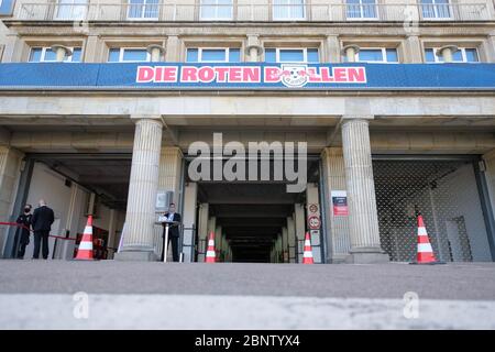 16. Mai 2020, Sachsen, Leipzig: Der Eingang zur Red Bull Arena. Das Spiel RB Leipzig - SC Freiburg findet, wie alle Spiele der Fußball-Bundesliga, wegen der Corona-Pandemie ohne Zuschauer statt. Foto: Sebastian Willnow/dpa-Zentralbild/dpa Stockfoto