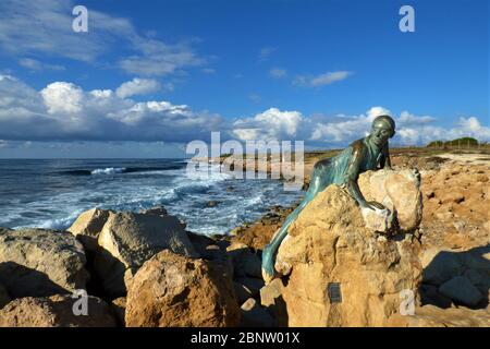 Eine schöne Skulptur namens "Sol Alter" von Yiota Ioannidou, diese Statue ist in der Nähe des Paphos Küstenweg, die nahe gelegene Attraktion ist Paphos Fort Stockfoto