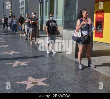 Los Angeles, Usa. Mai 2020. Shopper mit und ohne Gesichtsmaske warten am Freitag, den 15. Mai 2020, im Trader Joe's in der Vine Street im Hollywood-Viertel von Los Angeles. Beamte der Stadt und des Landkreises sagten, dass die Bewohner Gesichtsbedeckungen tragen müssen, wenn sie ins Freie gehen. Freizeiteinrichtungen wie Reitzentren, Tennis- und Pickleball-Plätze und Gemeinschaftsgärten, die am Freitag wiedereröffnet wurden, mit Einschränkungen wie Gesichtsbedeckungen, sozialer Distanz und Einschränkungen für Besucher. Foto von Jim Ruymen/UPI Quelle: UPI/Alamy Live News Stockfoto