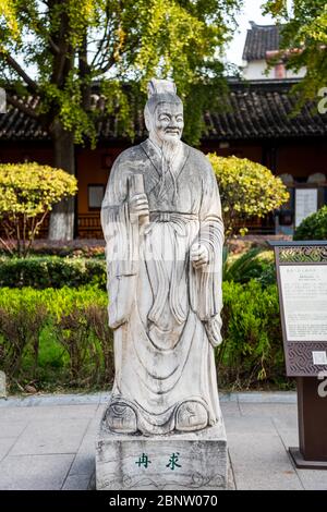 Marmorstatue von Ranqiu, einem Schüler des Konfuzius, im Tempel des Fuzimiao (Konfuzius-Tempel) in Nanjing, China. Stockfoto