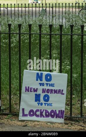 London UK 16 May 2020 EIN ausrangiertes Plakat lag heute gegen das Geländer im Hyde Park, wo eine geplante Massenversammlung erwartet wurde, aber nie zustande kam, geplant von der UK Freedom Movement mit einem Flyer, der sagte: "Wir sagen nein zum Coronavirus-Gesetz, nein zu obligatorischen Impfstoffen, Nein zur neuen Normalität und Nein zur unrechtmäßigen Sperrung."und sie ermutigen die Menschen, "Teil der größten Massenversammlung seit der Sperrung zu sein" und Picknicks und Musik zu sein.Paul Quezada-Neiman.Alamy Live News Stockfoto