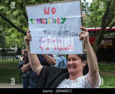 London UK 16 May 2020 EINE starke Polizeipräsenz im Londoner Hyde Park verhinderte die von der britischen Freiheitsbewegung geplante Massenversammlung mit einem Flyer, der sagte: "Wir sagen nein zum Coronavirus-Gesetz, nein zu obligatorischen Impfstoffen, Nein zur neuen Normalität und Nein zur unrechtmäßigen Sperrung."und sie ermutigen die Menschen, "Teil der größten Massenversammlung seit der Sperrung zu sein" und Picknicks und Musik zu sein.Paul Quezada-Neiman.Alamy Live News Stockfoto