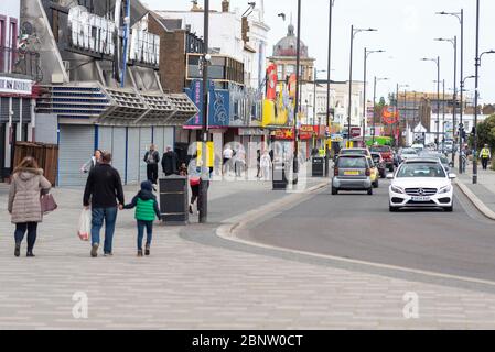 Southend on Sea, Essex, Großbritannien. Mai 2020. Mit der Verringerung der Grenzwerte der britischen Sperrung für die COVID-19 Coronavirus-Pandemie sind viele Menschen in die beliebte Küstenstadt gegangen. Beamte patrouillieren, um die Menschen zu ermutigen, sich an die Anleitung zu halten. Die Straßen sind mit Autos befahren. Marine Parade mit Menschen zu Fuß Stockfoto