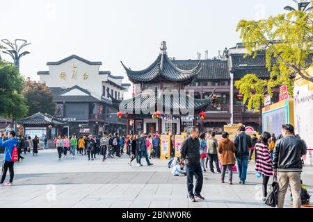 Traditionelles chinesisches Gebäude am Ufer des Flusses Qinhuai in Nanjing, Provinz Jiangsu, China. Stockfoto