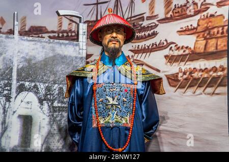 Alte hohe chinesische Beamte kleiden sich mit ihren Kostümen der Qing Dynastie im Jiangnan Imperial Examination Center (Nord), nahe dem Konfuzius Tempel Stockfoto