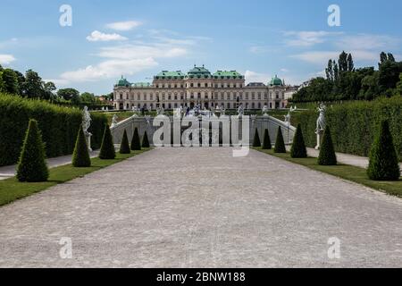 Wien, Österreich - 19. Juni 2018: Blick auf einen Brunnen im Belvedere-Garten und im Hintergrund das Obere Belvedere-Schloss Stockfoto