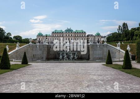 Wien, Österreich - 19. Juni 2018: Blick auf einen Brunnen im Belvedere-Garten und im Hintergrund das Obere Belvedere-Schloss Stockfoto