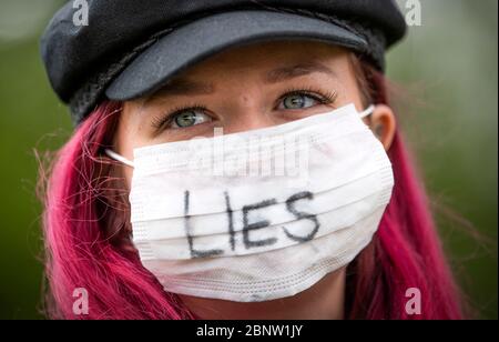 Ein Mitglied der Öffentlichkeit in Glasgow Green im Rahmen von Versammlungen, die dieses Wochenende in ganz Großbritannien gegen die Pandemie-Beschränkungen des Coronavirus nach der Einführung von Maßnahmen stattfinden, um das Land aus der Blockierung zu bringen. Stockfoto