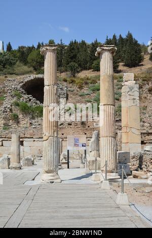 Die Ruinen der antiken Stadt Ephesus in der Türkei. Säulen der römischen Basilika. Stockfoto