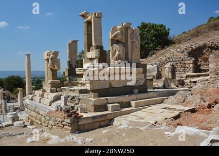 Die Ruinen der antiken Stadt Ephesus in der Türkei. Memmius Monument. Stockfoto