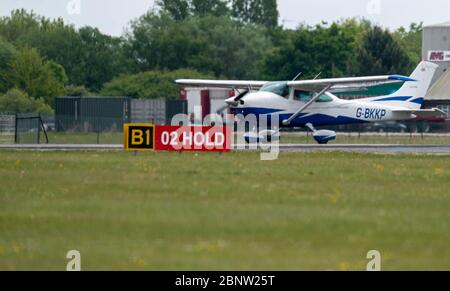 North Weald Essex, Großbritannien. Mai 2020. Allgemeine Luftfahrt (Privat- und Freizeitflüge) Lebenslauf in England, North Weald Airfield wieder eröffnet nach der Sperrung für Zivil-und Privatflüge unter strengen sozialen Distanzierungsrichtlinien G-BKKP Cessna 182R Skylane Quelle: Ian Davidson/Alamy Live News Stockfoto