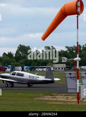 North Weald Essex, Großbritannien. Mai 2020. Allgemeine Luftfahrt (Privat- und Freizeitflüge) Lebenslauf in England, North Weald Airfield wieder eröffnet nach der Sperrung für Zivil-und Privatflüge vorbehaltlich strenger sozialer Distanzierungsrichtlinien MOONEY M20R Quelle: Ian Davidson / Alamy Live News Stockfoto