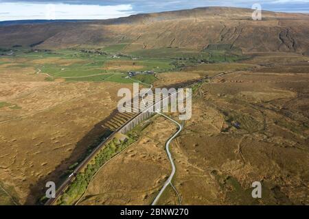 Luftaufnahme des Ribblehead Viadukts das Viadukt ist eine denkmalgeschützte Struktur, die die Eisenbahnstrecke Settle to Carlisle in North Yorkshire, England, führt. Stockfoto