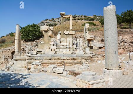 Die Ruinen der antiken Stadt Ephesus in der Türkei. Temenos. Stockfoto