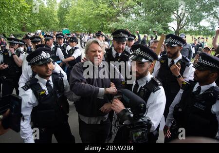 London, Großbritannien. Mai 2020. Ein Mann wird bei der Anti-Lockdown-Kundgebung verhaftet. Demonstranten, die gegen die Coronavirus Lockdown waren, veranstalten im Hyde Park eine Massenkundgebung. Ähnliche Kundgebungen finden in ganz Großbritannien statt. Quelle: Tommy London/Alamy Live News Stockfoto