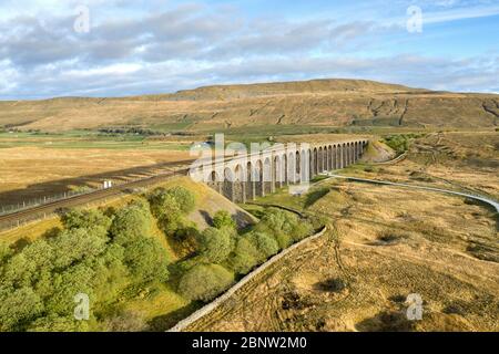 Luftaufnahme des Ribblehead Viadukts das Viadukt ist eine denkmalgeschützte Struktur, die die Eisenbahnstrecke Settle to Carlisle in North Yorkshire, England, führt. Stockfoto