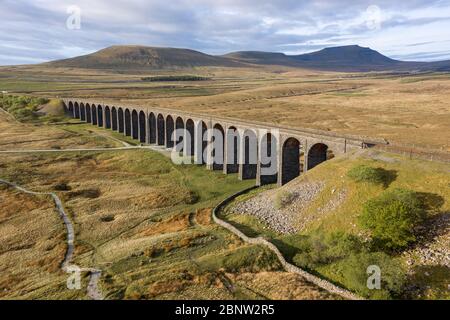 Luftaufnahme des Ribblehead Viadukts das Viadukt ist eine denkmalgeschützte Struktur, die die Eisenbahnstrecke Settle to Carlisle in North Yorkshire, England, führt. Stockfoto