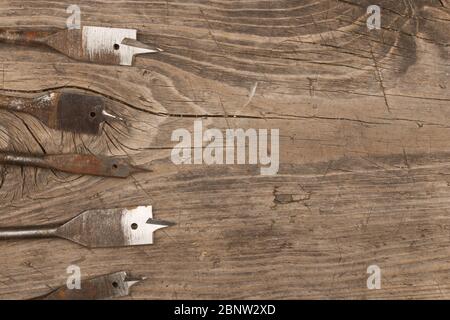 Alte Federbohrer liegen auf einer Holzfläche. Blick von oben. Leerraum für Text Stockfoto