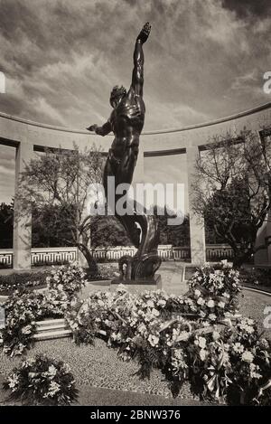 22-Fuß-Bronzestatue mit dem Titel der Geist der amerikanischen Jugend Rising from the Waves von Donald De Lue auf dem amerikanischen Friedhof und Denkmal des Zweiten Weltkriegs, Omaha Beach, Colleville-sur-Mer, Normandie, Frankreich Stockfoto