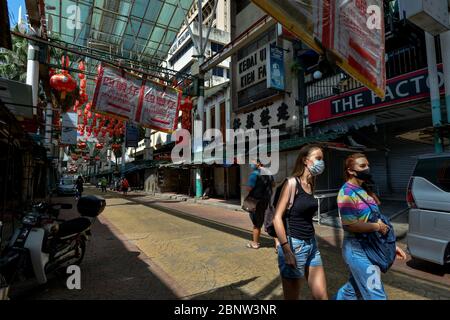 Kuala Lumpur, Malaysia. Mai 2020. Die Menschen gehen an der Petaling Street in Kuala Lumpur, Malaysia, 16. Mai 2020 vorbei. Weitere 73 COVID-19 Patienten wurden am vergangenen Tag geheilt und aus dem Krankenhaus in Malaysia entlassen, was die Erholungsrate auf 80.2 Prozent drückte, sagte das Gesundheitsministerium am Samstag. Kredit: Chong Voon Chung/Xinhua/Alamy Live News Stockfoto