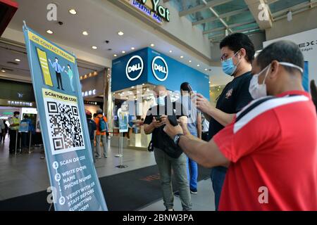 Kuala Lumpur, Malaysia. Mai 2020. Käufer scannen QR-Code für die Gesundheitskontrolle, bevor sie einen Shopping plaza in Kuala Lumpur, Malaysia, 16. Mai 2020 betreten. Weitere 73 COVID-19 Patienten wurden am vergangenen Tag geheilt und aus dem Krankenhaus in Malaysia entlassen, was die Erholungsrate auf 80.2 Prozent drückte, sagte das Gesundheitsministerium am Samstag. Kredit: Chong Voon Chung/Xinhua/Alamy Live News Stockfoto