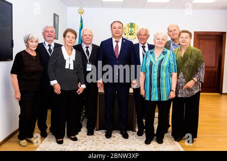 Ospanbek Alseitow, Pavlodar Oil Refiery (PNKhZ)Geschäftsführer in Kasachstan begrüßt Veteranen der Raffinerie zum 40. Jubiläum am 31. August 2018. Stockfoto