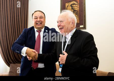 Ospanbek Alseitow, Pavlodar Oil Refiery (PNKhZ)Geschäftsführer in Kasachstan begrüßt Raffinerie-Veteran zum 40. Jahrestag, 31. August 2018. Stockfoto