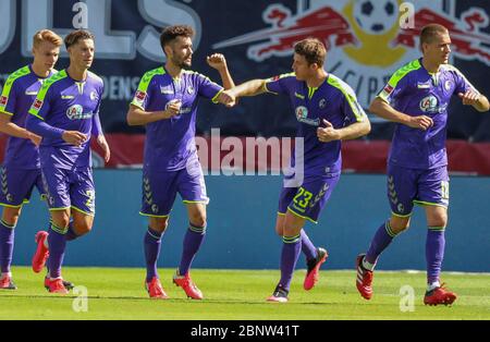 16. Mai 2020, Sachsen, Leipzig: Fußball: Bundesliga, 26. Spieltag, RB Leipzig - SC Freiburg in der Red Bull Arena Leipzig. Freiburgs Manuel Gulde jubelt nach dem 0:1 und streckt seinen Ellbogen zu Dominique Heintz (2. Von rechts), während Nils Petersen (rechts) und Robin Koch (links) neben ihm laufen. Foto: Jan Woitas/dpa-Zentralbild/dpa - WICHTIGER HINWEIS: Gemäß den Bestimmungen der DFL Deutsche Fußball Liga und des DFB Deutscher Fußball-Bund ist es verboten, im Stadion und/oder aus dem Spiel fotografierte Bilder in Form von Sequenzbildern und/oder auszunutzen oder ausgenutzt zu haben Stockfoto