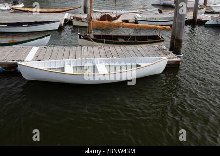 Kanu, kleine Segelboote und Fischerboote vor schwimmenden Docks, maritim, Hintergrund mit Kopierraum, horizontale Aspekt Stockfoto