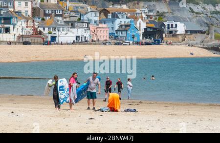 Lyme Regis, Dorset, Großbritannien. Mai 2020. UK Wetter: Die Menschen genießen am ersten Samstag nach der Lockerung der Coronavirus-Beschränkungen des Govenment warmen Sonnenschein. Kredit: Celia McMahon/Alamy Live News Stockfoto