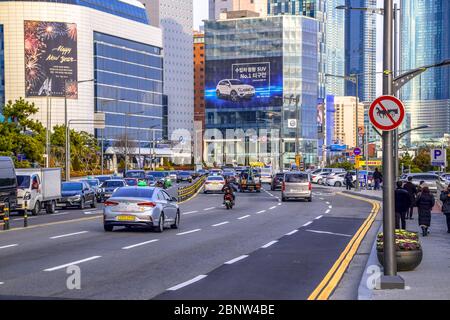 Busan, Südkorea 1/17/2020 Straße in der Nähe von Haeundae Beach mit Verkehr und Busan Stadtbild Stockfoto