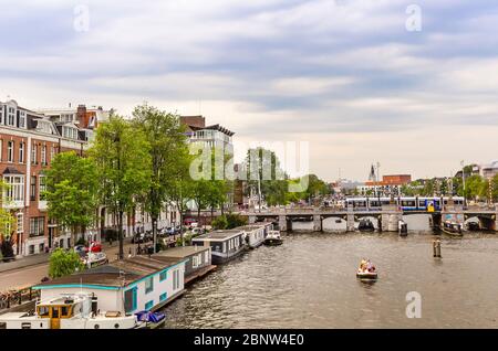 AMSTERDAM, HOLLAND – AUG. 31, 2019: Amsterdam, die Hauptstadt der Niederlande, hat mehr als hundert Kilometer Kanäle, 90 Inseln & 1,500 Briggen. Stockfoto