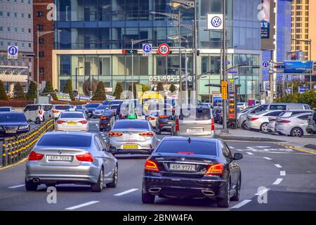 Busan, Südkorea 1/17/2020 Straße in der Nähe von Haeundae Beach mit Verkehr und Busan Stadtbild Stockfoto