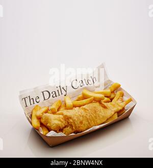 Schuss von pommes Frites und Nuggets in Papierform auf weißem Hintergrund serviert Stockfoto