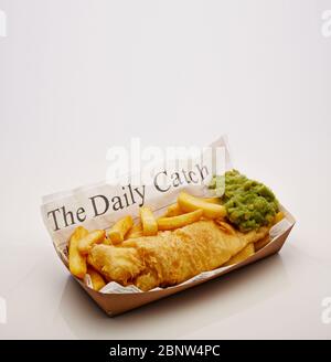 Schuss von pommes Frites und Nuggets in Papierform auf weißem Hintergrund serviert Stockfoto