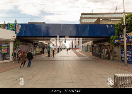 Southend-on-Sea, Großbritannien. Mai 2020. Southend High Street während der COVID-19-Pandemie mit Schildern für die öffentliche Gesundheit, veränderten Fußgängerströmen und Anpassungen im Einzelhandel. Das Bild fängt das städtische Leben unter pandemischen Bedingungen mit sichtbaren sozialen Distanzierungsmarkierungen, Gesichtsbedeckungen und kommerziellen Botschaften, die die Phasen der Sperrung und Wiedereröffnung widerspiegeln, ein. Penelope Barritt/Alamy Live News Stockfoto