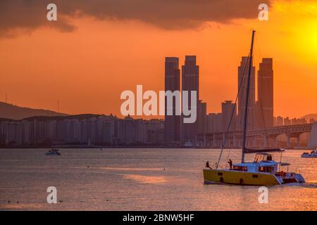 Gwangan Bridge und Haeundae bei Sonnenuntergang, Busan City, Südkorea. Stockfoto