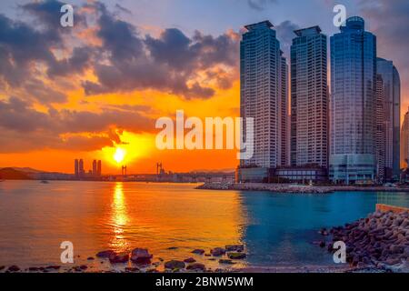 Gwangan Bridge und Haeundae bei Sonnenuntergang, Busan City, Südkorea. Stockfoto