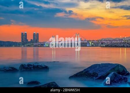 Gwangan Bridge und Haeundae bei Sonnenuntergang, Busan City, Südkorea. Stockfoto