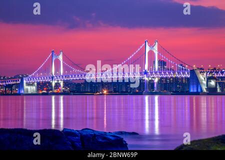 Gwangan Bridge und Haeundae bei Sonnenuntergang, Busan City, Südkorea. Stockfoto
