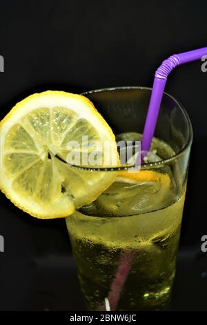 italienischer Cedrata-Drink mit Eis und Zitrone Stockfoto