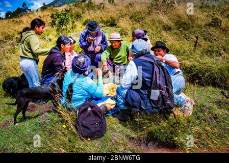 Quichua Dorfbewohner picknicken während Coronavirus nach der Zuweisung inoffizielle Erbe Landgrenzen auf Cotacachi Vulkan essen mit Fingern Stockfoto