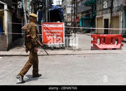 Guwahati, Indien. Mai 2020. Sicherheitspersonal steht während der laufenden COVID-19-Sperre in Guwahati, Assam, Indien, am Samstag, den 16. Mai 2020, vor einer Containment-Zone des Fancy Bazar-Bereichs Wache. Kredit: David Talukdar/Alamy Live News Stockfoto