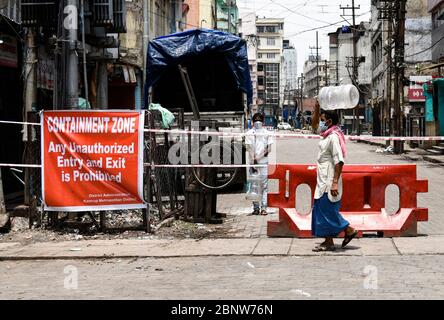 Guwahati, Indien. Mai 2020. Ein Mann trägt Wasserflasche, die am Samstag, den 16. Mai 2020, während der laufenden COVID-19-Sperre in Guwahati, Assam, Indien, zu einer Containment-Zone des Fancy Bazar-Gebiets vorbeigeht. Kredit: David Talukdar/Alamy Live News Stockfoto