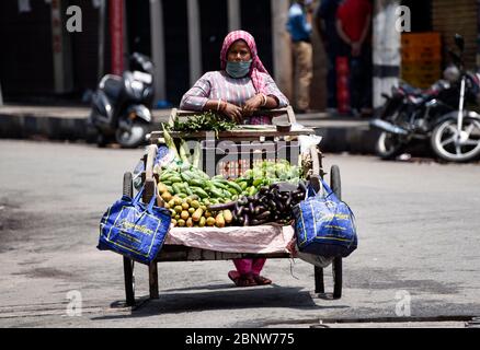 Guwahati, Indien. Mai 2020. Ein Verkäufer, der während der laufenden COVID-19-Sperrung außerhalb einer Containment Zone des Fancy Bazar Area in Guwahati, Assam, Indien, am Samstag, den 16. Mai 2020 auf Kunden wartet. Kredit: David Talukdar/Alamy Live News Stockfoto