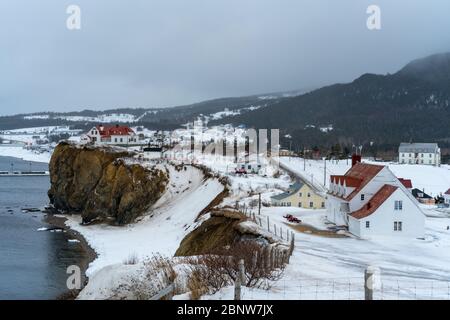 Die verschneite Stadt Percé, Quebec, im Winter. Percé liegt an der Spitze der Halbinsel Gaspé im Osten von Quebec, Canda. Stockfoto